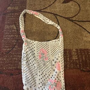 Airy floral tote